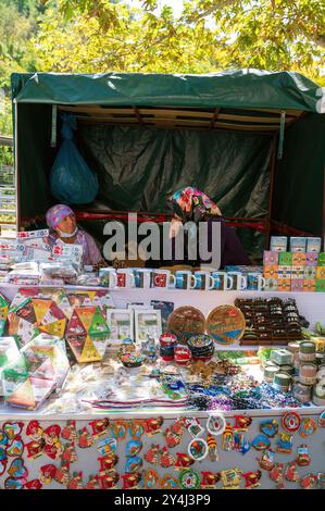 Alanya, Türkei - 17. September 2021: Ein pulsierender türkischer Marktstand mit einer Auswahl an handgefertigten Waren, darunter Souvenirs, Tassen und Dekorationsartikel Stockfoto