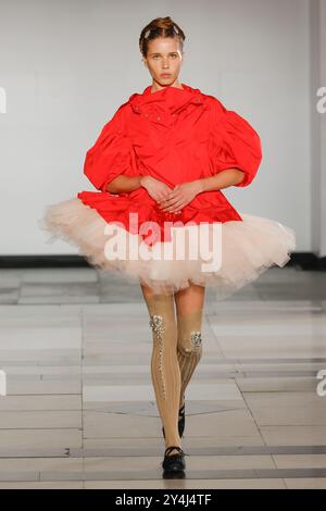 London. September 2024. Simone Rocha Frühling Sommer 2025 auf der London Fashion Week im September 2024, London, England, UK CAP/GOL © GOL/Capital Pictures Credit: Capital Pictures/Alamy Live News Stockfoto