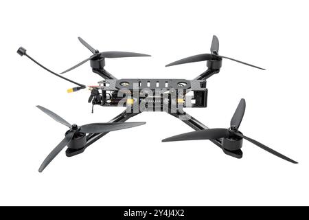 FPV-Renndrohne (erster Blick) Flugzeug isoliert. Vier Motoren auf der Funksteuerung. Drohnen für Rennen, Filme und Unterhaltung. Ausgestattet mit Stockfoto