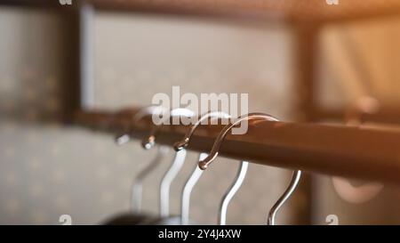 Nahaufnahme der Kleiderbügel. Mode- und Einkaufskonzept. Stockfoto