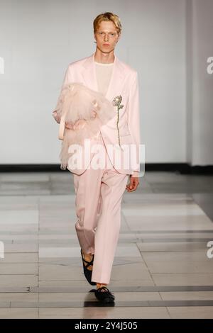 London. September 2024. Simone Rocha Frühling Sommer 2025 auf der London Fashion Week im September 2024, London, England, UK CAP/GOL © GOL/Capital Pictures Credit: Capital Pictures/Alamy Live News Stockfoto