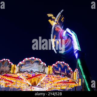 Lichtspuren vom „Equinox“ Messegelände auf der jährlichen „Witney Feast“ Wanderspaßmesse. Stockfoto