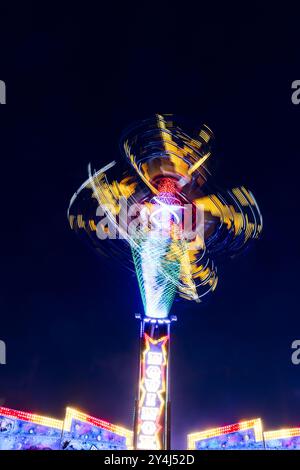 Lichtspuren vom „Equinox“ Messegelände auf der jährlichen „Witney Feast“ Wanderspaßmesse. Stockfoto