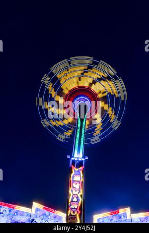 Lichtspuren vom „Equinox“ Messegelände auf der jährlichen „Witney Feast“ Wanderspaßmesse. Stockfoto