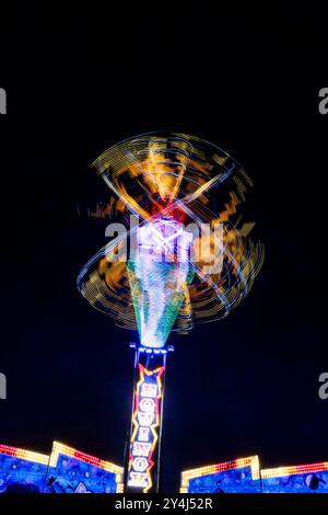 Lichtspuren vom „Equinox“ Messegelände auf der jährlichen „Witney Feast“ Wanderspaßmesse. Stockfoto