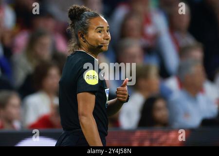 Amsterdam, Niederlande. September 2024. AMSTERDAM, 18.09.2024, JohanCruijff Arena, Football, Eredivisie, Saison 2024/2025, während des Spiels Ajax - Fortuna Sittard, Schiedsrichterassistent Franca Overtoom Credit: Pro Shots/Alamy Live News Stockfoto