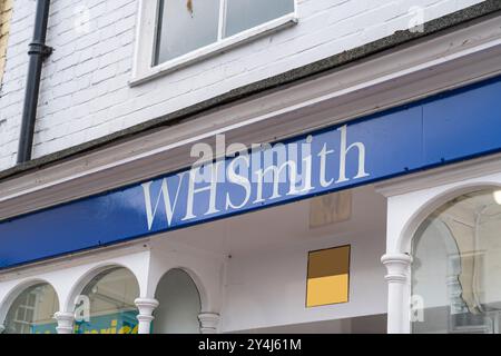 Bridgnorth, Shropshire, England – 18. September 2024: Beschilderung des Buchhändlers und Schreibwarenlieferanten WH Smith Stockfoto