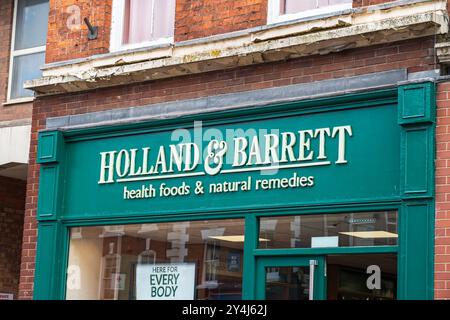 Bridgnorth, Shropshire, England – 18. September 2024: Außenschilder von Holland und Barrett, dem Health Food Shop in Großbritannien Stockfoto