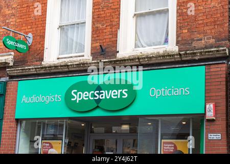 Bridgnorth, Shropshire, England – 18. September 2024: Externe Beschilderung von Specsavers, dem Optikergeschäft in Großbritannien Stockfoto