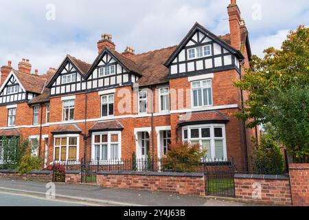 Reihe von großen viktorianischen Reihenhäusern in Großbritannien Stockfoto