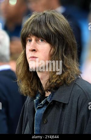 Blossoms Leadsänger und Gitarrist Tom Ogden während der UEFA Champions League, Liga-Spiel im Etihad Stadium, Manchester. Bilddatum: Mittwoch, 18. September 2024. Stockfoto