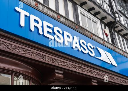 Bridgnorth, Shropshire, England – 18. September 2024: Externe Beschilderung von Trespass, dem Outdoor-Bekleidungsgeschäft in Großbritannien Stockfoto