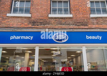 Bridgnorth, Shropshire, England – 18. September 2024: Externe Beschilderung von Boots, dem Gesundheits- und Apothekenladen in Großbritannien Stockfoto