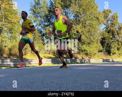 Monza, Italien - 15. September 2024: Zwei Mannathleten laufen während des Monza21 Halbmarathons Stockfoto