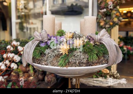 Herzstück dekoriert mit Kerzen, getrockneten Blumen, Tannenzweigen, Bändern, mit Moos arrangiert, für ein festliches Dekorationskonzept Stockfoto