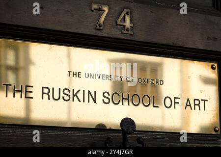 Rund um die Universitätsstadt Oxford, Hauptstadt der britischen Ruskin School of Art, Messingtafel Stockfoto