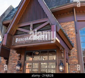 GATLINBURG, TN - 12. März 2024: Pancake Pantry-Schild über dem Eingang des beliebten Pancake-Spezialitätenrestaurants zum Frühstück und Mittagessen. Stockfoto