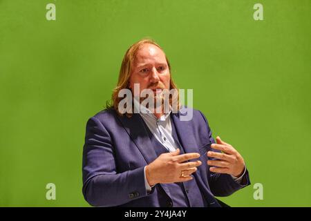 Anton Hofreiter bei einer Diskussion. Aufnahme wurde freigestellt und vor einem grünen Hintergrund montiert. Fotomontage. Aufnahme von Dienstag den 17 Stockfoto