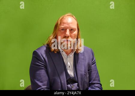 Anton Hofreiter bei einer Diskussion. Aufnahme wurde freigestellt und vor einem grünen Hintergrund montiert. Fotomontage. Aufnahme von Dienstag den 17 Stockfoto