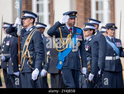 Image ©Lizenzierung an Parsons Media. 12/09/2024. Cranwell, Großbritannien. Der Prinz von Wales nimmt an der Sovereign’s Parade Teil. Royal Air Force College. Der Prince of Wales nimmt im Namen seiner Majestät König Charles III. An der Sovereign’s Parade Teil. Die Sovereign’s Parade umfasst Absolventen des „Commissioned Warrant Officers Course“ und des „Modular Initial Officer Training Course“. Insgesamt werden 48 Kadetten der Royal Air Force an der Parade teilnehmen, zusammen mit 4 internationalen Offizierskadetten aus Jordanien, Kenia, Pakistan und Uganda. Foto von Andrew Parsons / Parsons Media Stockfoto