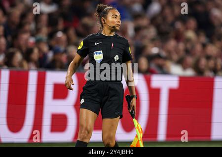 Amsterdam, Niederlande. September 2024. AMSTERDAM, NIEDERLANDE - 18. SEPTEMBER: Assistenzschiedsrichter Franca Overtoom sieht beim niederländischen Eredivisie-Spiel zwischen AFC Ajax und Fortuna Sittard in der Johan Cruijff Arena am 18. September 2024 in Amsterdam, Niederlande. (Foto: Peter Lous/Orange Pictures) Credit: dpa/Alamy Live News Stockfoto