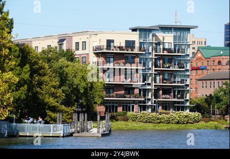 Wilmington, Delaware, USA - 8. September 2024 - der Fernblick auf die Wohnwohnungen vom Riverfront Park aus mit Blick auf Chris Stockfoto
