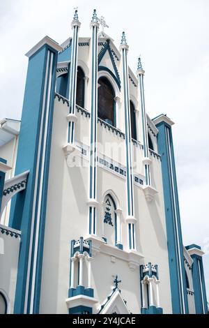 GRANADA, Nicaragua — La Capilla María Auxiliadora, eine katholische Kapelle in Granada, Nicaragua. Die Kapelle, die Maria Hilfe der Christen gewidmet ist, ist ein Beispiel für religiöse Architektur in der Kolonialstadt. Es dient sowohl als Gotteshaus für die katholische Gemeinde als auch als interessanter Ort für Besucher, die Granadas religiöses Erbe erkunden. Stockfoto