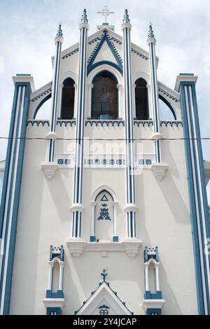 GRANADA, Nicaragua — La Capilla María Auxiliadora, eine katholische Kapelle in Granada, Nicaragua. Die Kapelle, die Maria Hilfe der Christen gewidmet ist, ist ein Beispiel für religiöse Architektur in der Kolonialstadt. Es dient sowohl als Gotteshaus für die katholische Gemeinde als auch als interessanter Ort für Besucher, die Granadas religiöses Erbe erkunden. Stockfoto