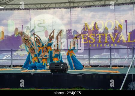 Moonfestival 2024 Shen Yun Bändchen Tanzaufführungen Stockfoto