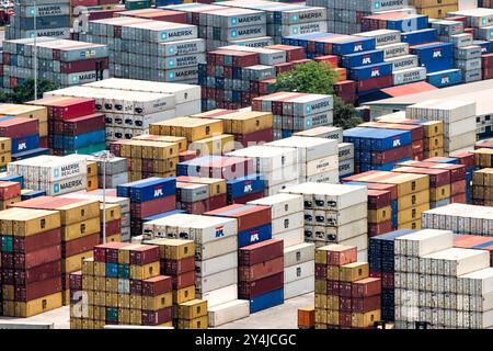 PANAMA-STADT, Panama – Ein Blick über den Hafen von Balboa von der Spitze des Ancon Hill, zeigt Reihen von gestapelten Containern und den Eingang zum Panamakanal. Der Hafen ist ein wichtiger Drehkreuz für den Seeverkehr, der in den Kanal einfährt und aus ihm ausfährt. Stockfoto