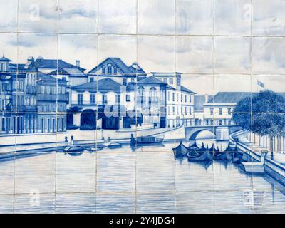 Aveiro, Portugal - 29. Mai 2024: Details traditioneller portugiesischer Fliesen (Azulejos) an der Fassade des Bahnhofs Aveiro in der Stadt Aveiro, P Stockfoto