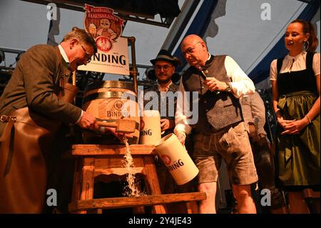 18.09.2024 Frankfurt am Main, Festzelt Hausmann Frankfurter Oktoberfest 2024 - Eröffnung - Boris Rhein hessischer Ministerpräsident schafft den Bieranstich mit dem ersten Schlag, daneben mi dem Krug Binding Vorstand Otto Völker *** 18 09 2024 Frankfurt am Main, Festzelt Hausmann Frankfurt Oktoberfest 2024 Eröffnung Boris Rhein Hessischer Ministerpräsident zapft das Bier mit dem ersten Schuss, neben ihm mit dem Becher Binding Chairman Otto Völker HP Stockfoto