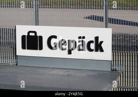 München, Bayern, Deutschland 17.September 2024: Hier der Blick auf ein Schild mit dem Schriftzug Gepäck, und dem Logo einer Tasche, Symbolbild, Gepäckaufbewahrung *** München, Bayern, Deutschland 17.September 2024 hier ist eine Ansicht eines Schildes mit dem Wort Gepäck Gepäck Gepäck Gepäck und dem Logo einer Tasche, symbolisches Bild, Gepäckaufbewahrung Stockfoto