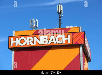 München, Bayern, Deutschland 17.September 2024: Hier der Blick auf den Schriftzug Hornbach, Heimwerkermarkt, Baumarkt, Do-it-yourself-Branche, Symbolbild, am Dach sind zwei Handymasten *** München, Bayern, Deutschland 17 September 2024 hier der Blick auf die Schrift Hornbach, Baumarkt, Baumarkt, Do it yourself Industrie, symbolisches Bild, auf dem Dach sind zwei Handymasten Stockfoto