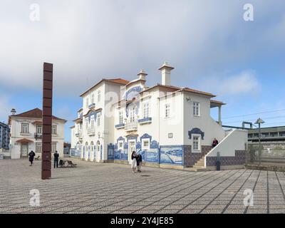 Aveiro, Portugal - 29. Mai 2024: Blick auf den wunderschönen Bahnhof Aveiro in der Stadt Aveiro, Portugal, mit wunderschönen portugiesischen Fliesen (azulejo Stockfoto