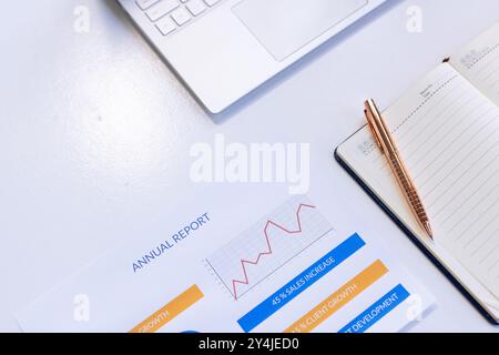 Analyse des Geschäftsberichts mit Notebook und Notebook, Schwerpunkt auf Geschäftswachstum Stockfoto