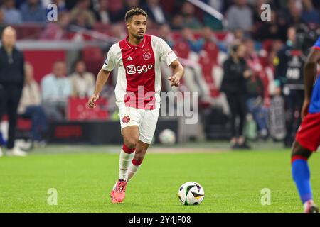 Amsterdam, Niederlande. September 2024. AMSTERDAM, NIEDERLANDE - 18. SEPTEMBER: Devyne Rensch von AFC Ajax dribbelt während des niederländischen Eredivisie-Spiels zwischen AFC Ajax und Fortuna Sittard in der Johan Cruijff Arena am 18. September 2024 in Amsterdam. (Foto: Peter Lous/Orange Pictures) Credit: dpa/Alamy Live News Stockfoto