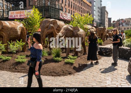 Die öffentliche Kunstinstallation Great Elephant Migration im Meatpacking District in New York am Donnerstag, den 5. September 2024, begeistert die Menschen. Die 100 Statuen wurden von der Coexistence Collective geschaffen, deren Mission es den Menschen ermöglicht, den Raum mit den prächtigen Kreaturen der Natur zu teilen. Die Elefanten wurden von indianischen Handwerkern aus der Lantana Camara, einer invasiven Pflanzenart, gebaut. Die Installation wird bis zum 20. Oktober ausgestellt. (©ÊRichard B. Levine) Stockfoto