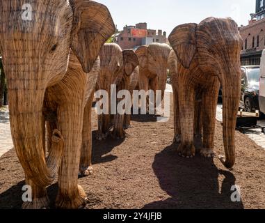 Die öffentliche Kunstinstallation Great Elephant Migration im Meatpacking District in New York am Donnerstag, den 5. September 2024, begeistert die Menschen. Die 100 Statuen wurden von der Coexistence Collective geschaffen, deren Mission es den Menschen ermöglicht, den Raum mit den prächtigen Kreaturen der Natur zu teilen. Die Elefanten wurden von indianischen Handwerkern aus der Lantana Camara, einer invasiven Pflanzenart, gebaut. Die Installation wird bis zum 20. Oktober ausgestellt. (©ÊRichard B. Levine) Stockfoto