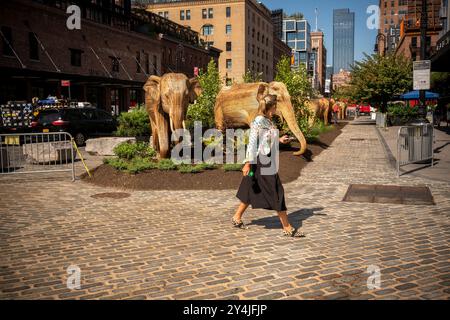 Die öffentliche Kunstinstallation Great Elephant Migration im Meatpacking District in New York am Donnerstag, den 5. September 2024, begeistert die Menschen. Die 100 Statuen wurden von der Coexistence Collective geschaffen, deren Mission es den Menschen ermöglicht, den Raum mit den prächtigen Kreaturen der Natur zu teilen. Die Elefanten wurden von indianischen Handwerkern aus der Lantana Camara, einer invasiven Pflanzenart, gebaut. Die Installation wird bis zum 20. Oktober ausgestellt. (©ÊRichard B. Levine) Stockfoto