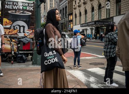 Eine Frau mit einer „Girls Who Code“-Tragetasche auf dem Herald Square in New York am Samstag, den 7. September 2024. Die Gruppe versucht, die geschlechtsspezifische Diskrepanz in der Technologie zu überwinden, indem junge Frauen in die Technik eingeführt werden. (© Richard B. Levine) Stockfoto