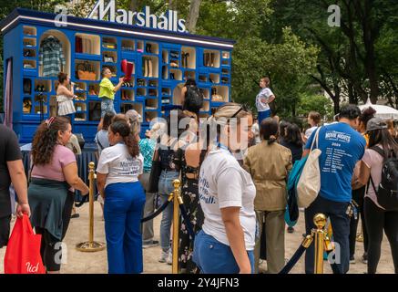 ÒMarshalls hat am Samstag, 7. September 2024 die Marke Good StuffÓ für das Kaufhaus Marshalls im Madison Square Park aktiviert. Marshalls ist eine Kette von Off-Price-Kaufhäusern im Besitz der TJX Companies, Eigentümer von TJ Maxx. (© Richard B. Levine) Stockfoto