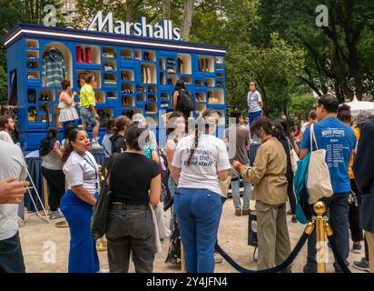 ÒMarshalls hat am Samstag, 7. September 2024 die Marke Good StuffÓ für das Kaufhaus Marshalls im Madison Square Park aktiviert. Marshalls ist eine Kette von Off-Price-Kaufhäusern im Besitz der TJX Companies, Eigentümer von TJ Maxx. (© Richard B. Levine) Stockfoto