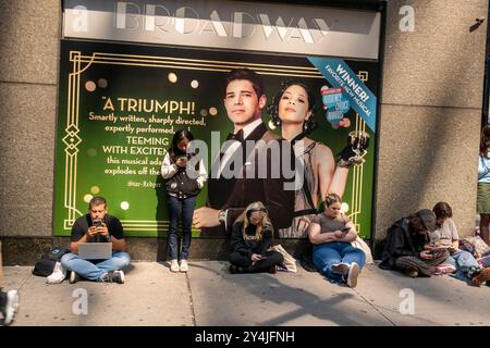 Im Broadway Theatre am Broadway in New York stehen Theaterbesucher für die Aufführung von „The Great Gatsby“, einem Musical, das auf dem Roman von F. Scott Fitzgerald aus dem Jahr 1925 basiert, der am Sonntag, den 8. September 2024 zu sehen war. (© Richard B. Levine) Stockfoto