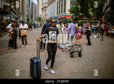 Eine Frau mit einem T-Shirt der New York Fashion Week am Herald Square in New York am Samstag, 7. September 2024. (© Richard B. Levine) Stockfoto