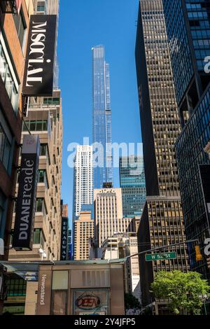 Der Central Park Tower, ein Gebäude in der Billionaire’s Row, eine Sammlung von übergroßen Wohnhäusern für die Überreichen, die sich hauptsächlich an der West 57th Street befinden, erhebt sich am Sonntag, den 8. September 2024, über anderen Gebäuden in New York. (© Richard B. Levine) Stockfoto