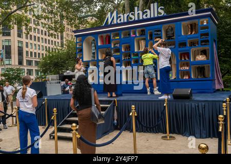 ÒMarshalls hat am Samstag, 7. September 2024 die Marke Good StuffÓ für das Kaufhaus Marshalls im Madison Square Park aktiviert. Marshalls ist eine Kette von Off-Price-Kaufhäusern im Besitz der TJX Companies, Eigentümer von TJ Maxx. (© Richard B. Levine) Stockfoto