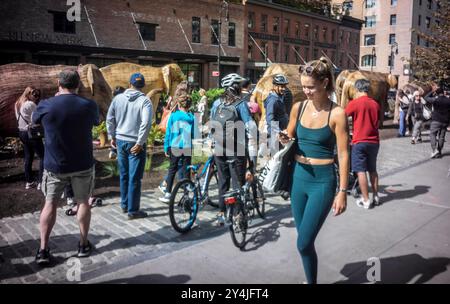 Die öffentliche Kunstinstallation Great Elephant Migration im Meatpacking District in New York am Sonntag, den 8. September 2024, begeistert die Menschen. Die 100 Statuen wurden von der Coexistence Collective geschaffen, deren Mission es den Menschen ermöglicht, den Raum mit den prächtigen Kreaturen der Natur zu teilen. Die Elefanten wurden von indianischen Handwerkern aus der Lantana Camara, einer invasiven Pflanzenart, gebaut. Die Installation wird bis zum 20. Oktober ausgestellt. (© Richard B. Levine) Stockfoto