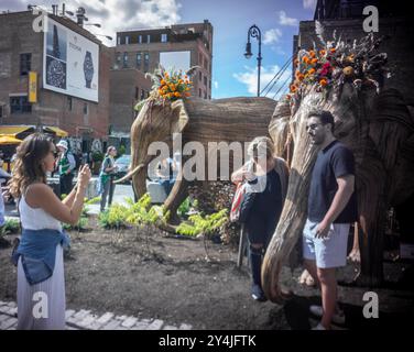 Die öffentliche Kunstinstallation Great Elephant Migration im Meatpacking District in New York am Sonntag, den 8. September 2024, begeistert die Menschen. Die 100 Statuen wurden von der Coexistence Collective geschaffen, deren Mission es den Menschen ermöglicht, den Raum mit den prächtigen Kreaturen der Natur zu teilen. Die Elefanten wurden von indianischen Handwerkern aus der Lantana Camara, einer invasiven Pflanzenart, gebaut. Die Installation wird bis zum 20. Oktober ausgestellt. (© Richard B. Levine) Stockfoto