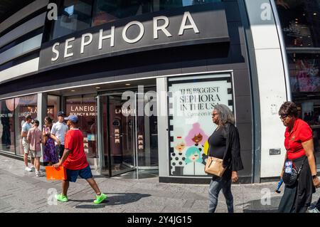 Eine Zweigstelle der französischen Make-up- und Beauty-Kette Sephora befindet sich am Sonntag, den 15. September 2024, am Times Square in New York. Sephora ist eine Marke des Luxuseinzelhandelskonglomerats LVMH. (© Richard B. Levine) Stockfoto